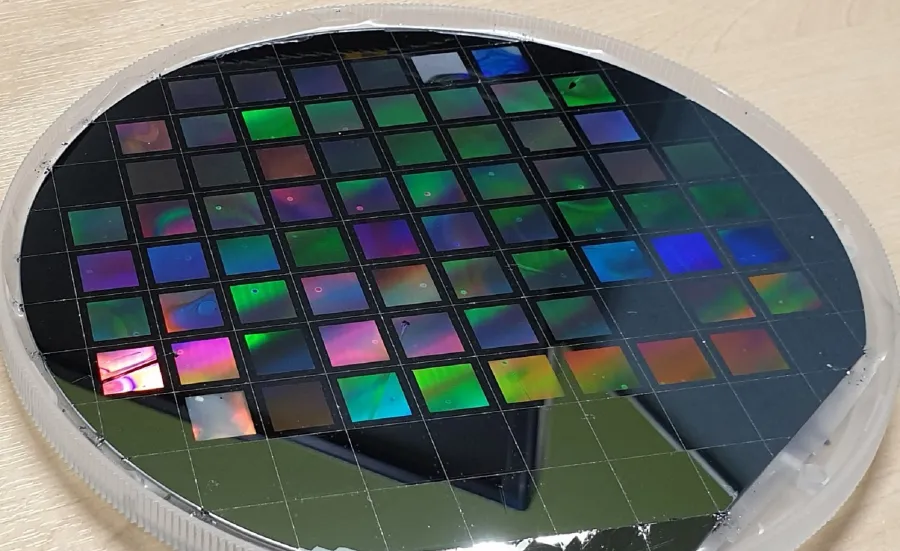 Silicon metasurface for enhanced on-chip spectroscopy